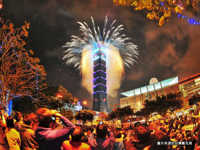 台灣 • 台北 • 101大樓 • 煙火盛放