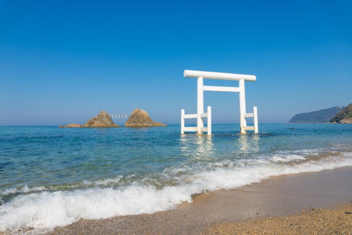 櫻井二見浦的白色鳥居（福岡縣絲島市）