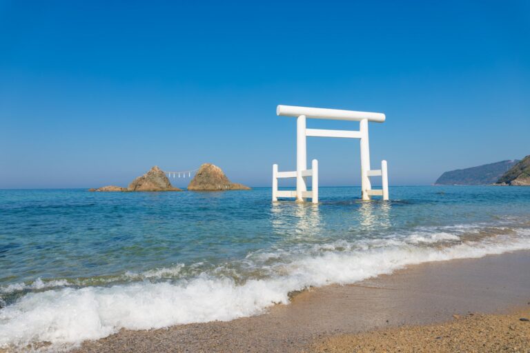 櫻井二見浦的白色鳥居（福岡縣絲島市）