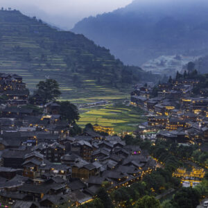 世界最大苗族聚居村寨 · 依山而建的壯麗吊腳樓群 - 貴州南州雷山西江千戶苗寨